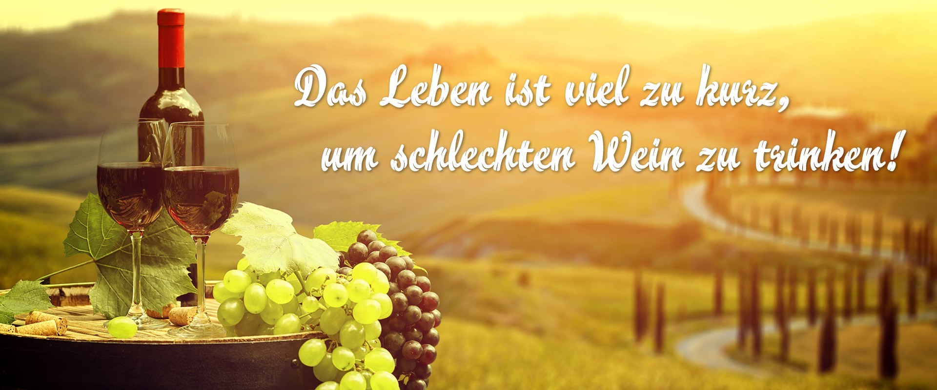 Wein auf einem Weinfass mit einem Weinfeld im Hint